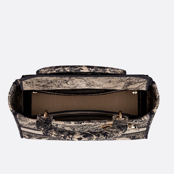 New Christian Dior MEDIUM LADY D-LITE BAG
Brown Toile de Jouy Embroidery - Picture 6 of 8